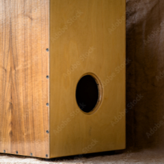 Jouer du cajon
