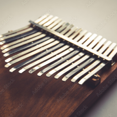 Jouer de la kalimba